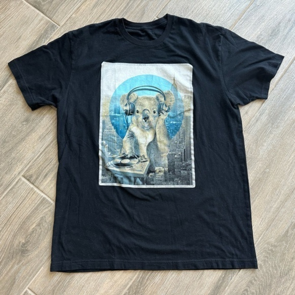 Men’s large koala Dj shirt sz L